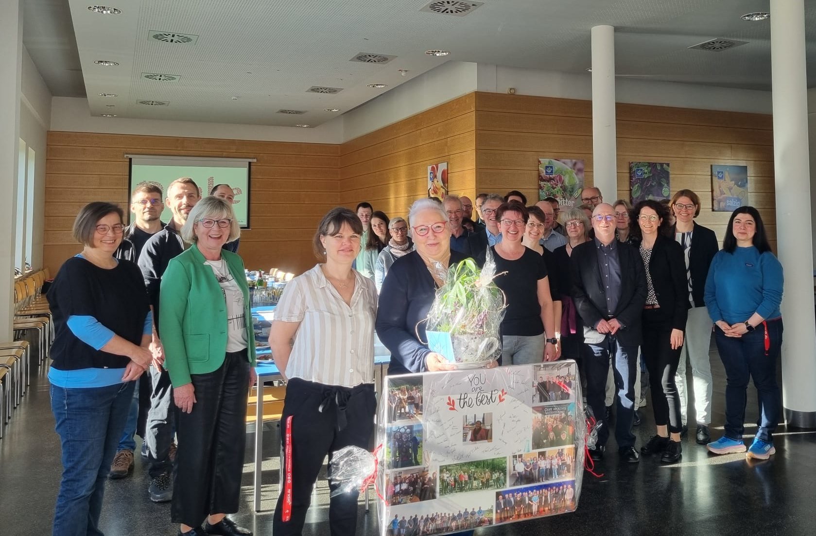 Gruppenfoto in der Mensa zur Verabschiedung