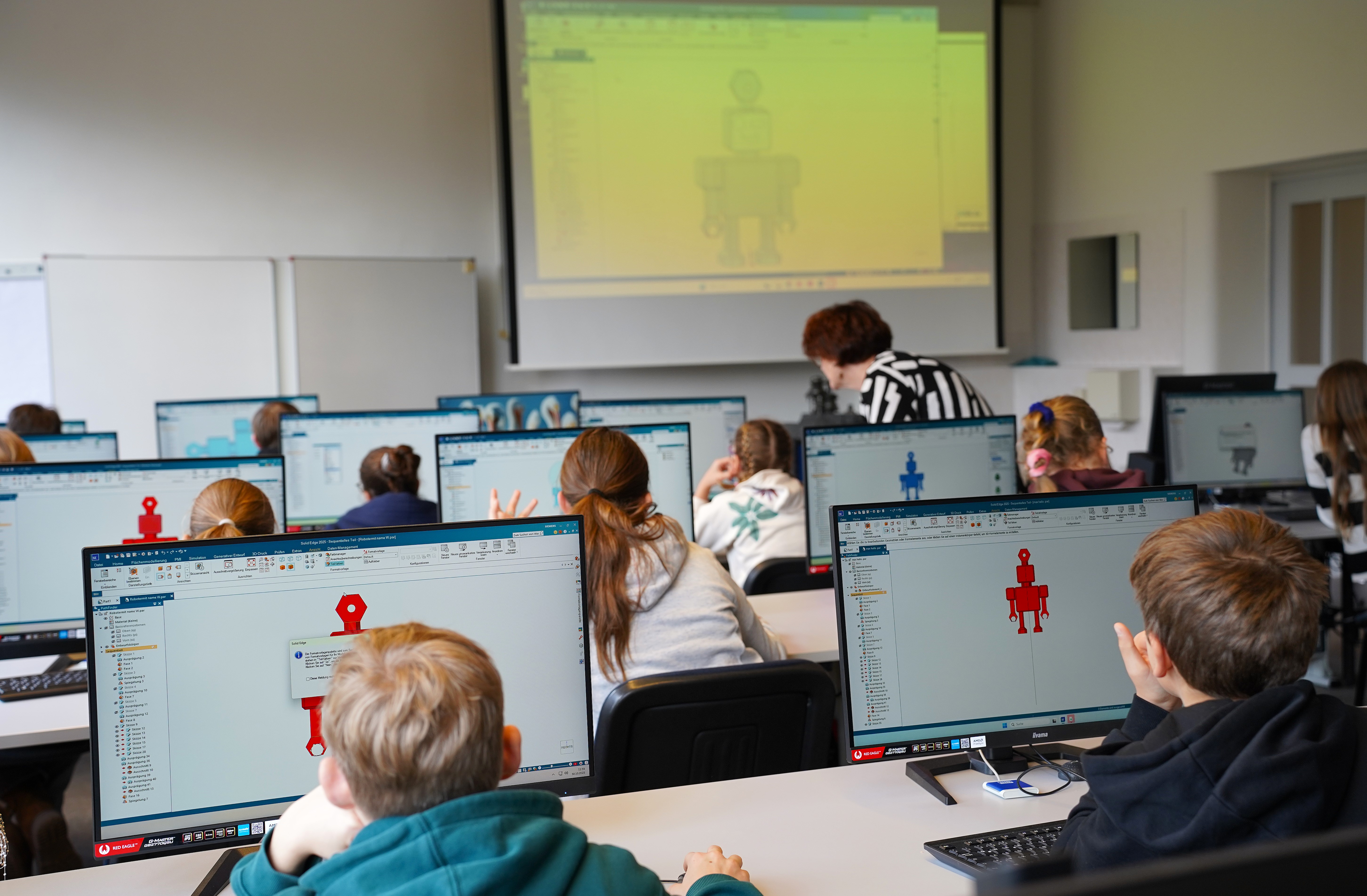 Schüler beim Wandertag im PC Labor