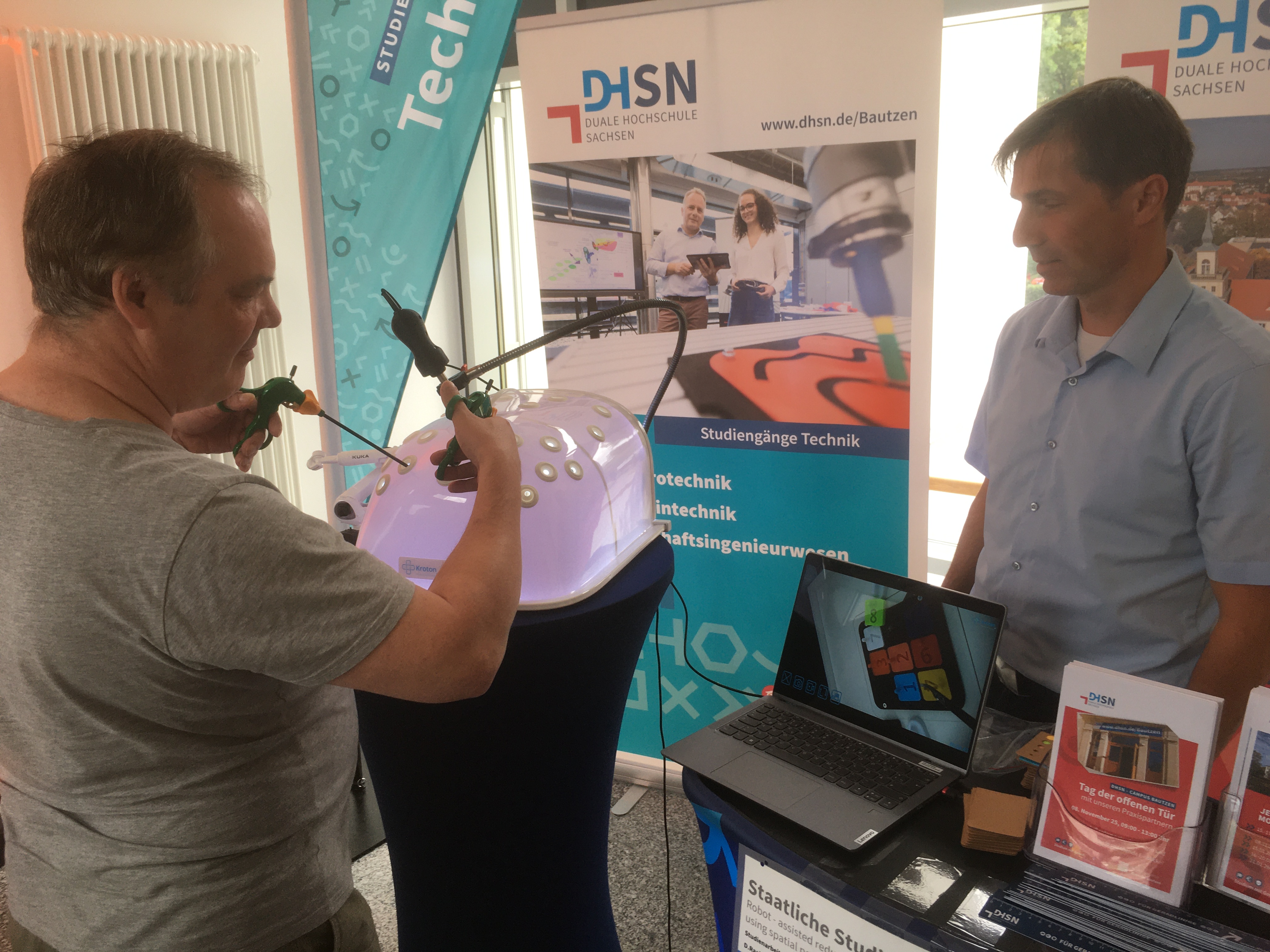 Besucher am Simulator