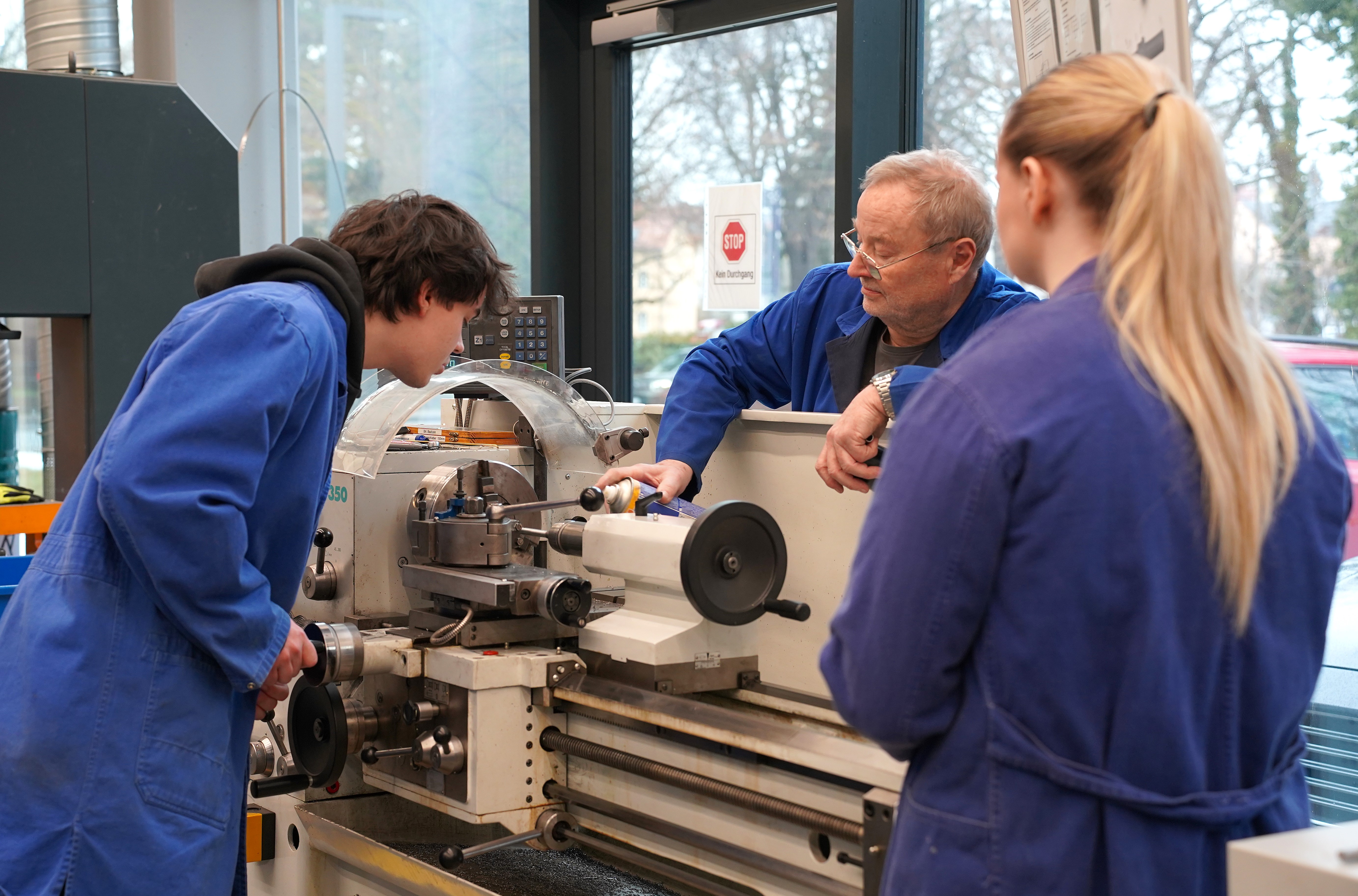 Prof. Gnauck zeigt Studierenden Drehmaschine