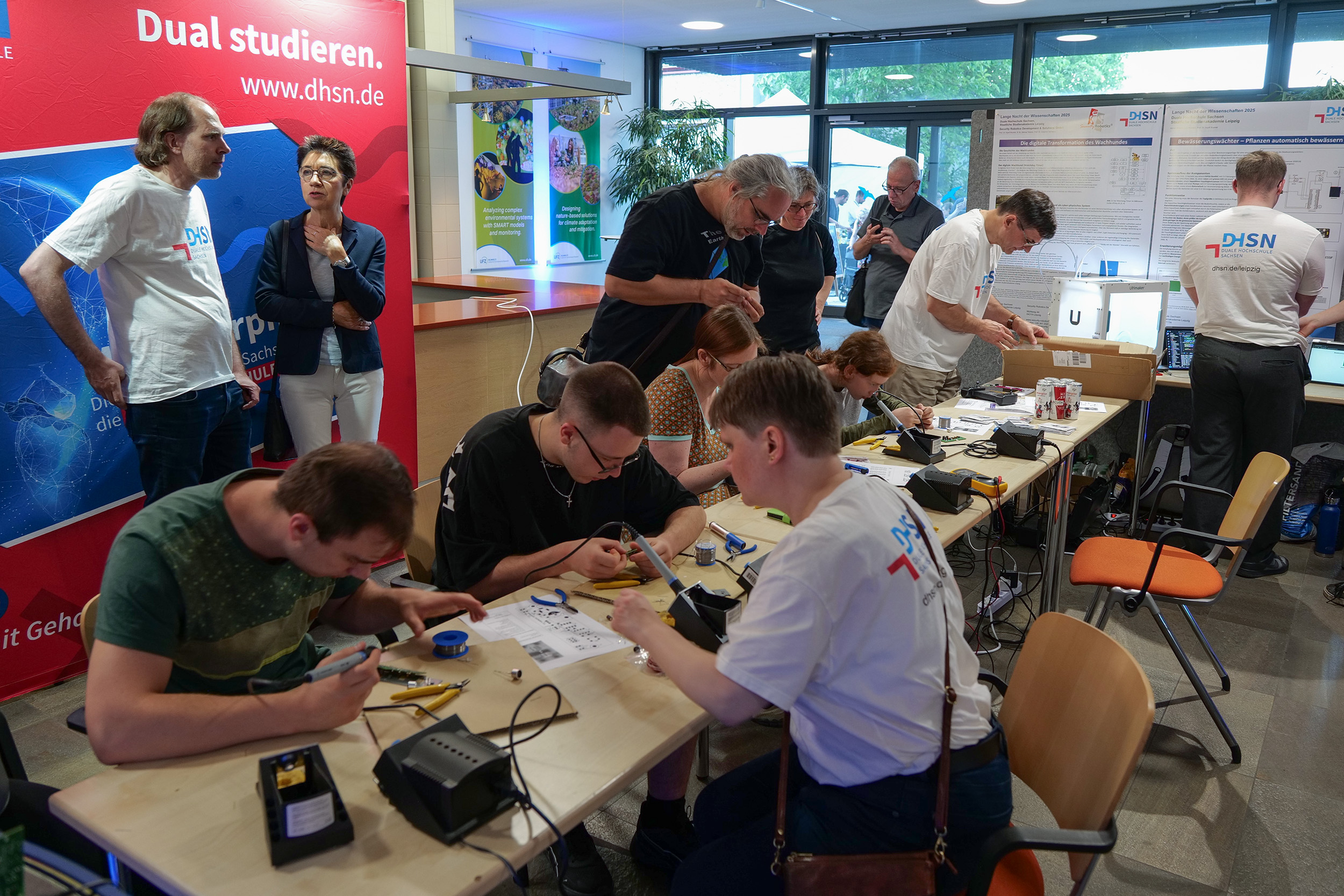 Das Foto zeigt den Infostand des Studiengangs Informatik der DHSN, Studienakademie Leipzig, zur Langen nach der Wissenschaften 2025