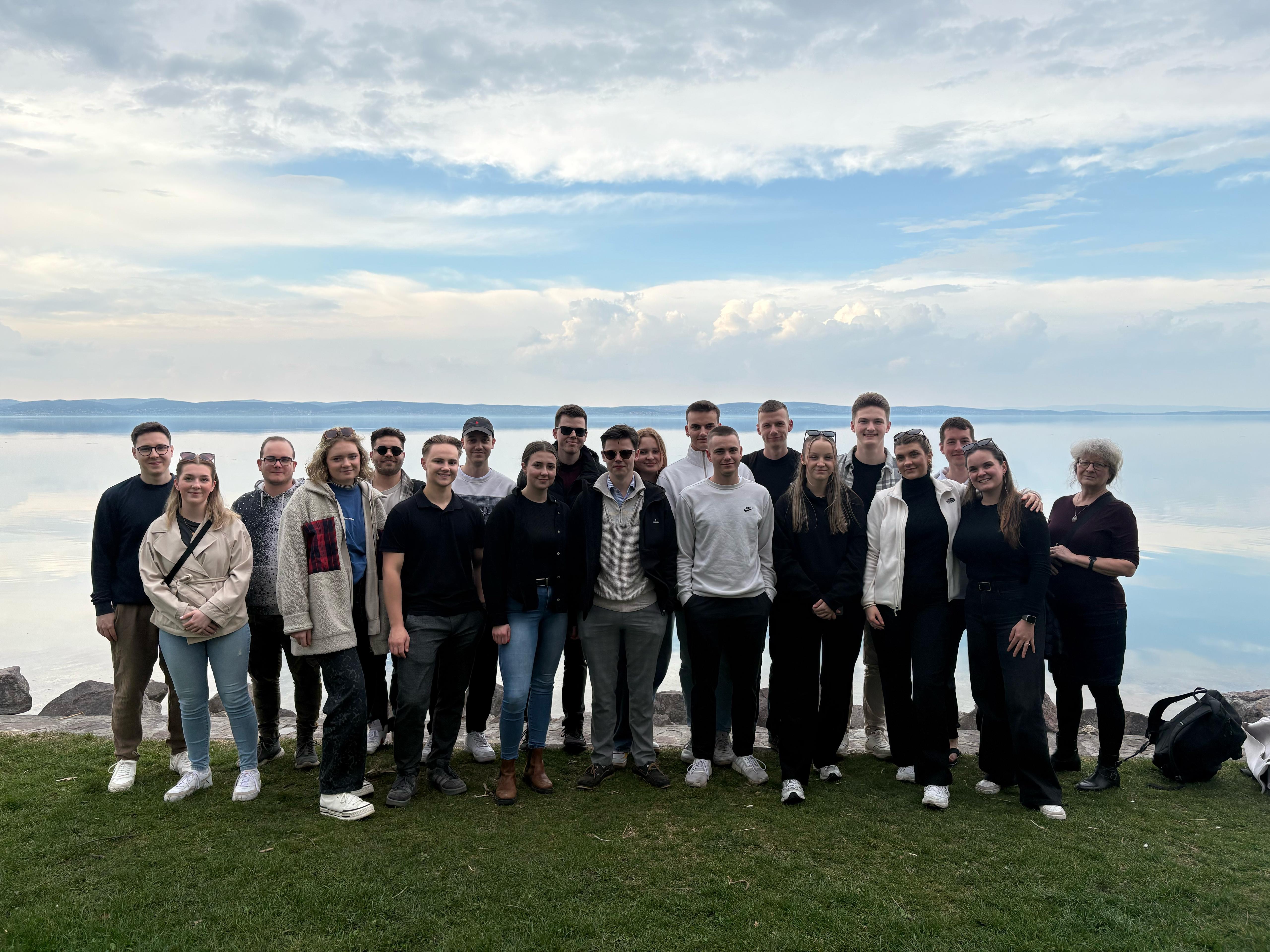 Gruppe Studierender am Balaton - Exkursion Handelsmanagement und E-Commerce 2025 Riesa