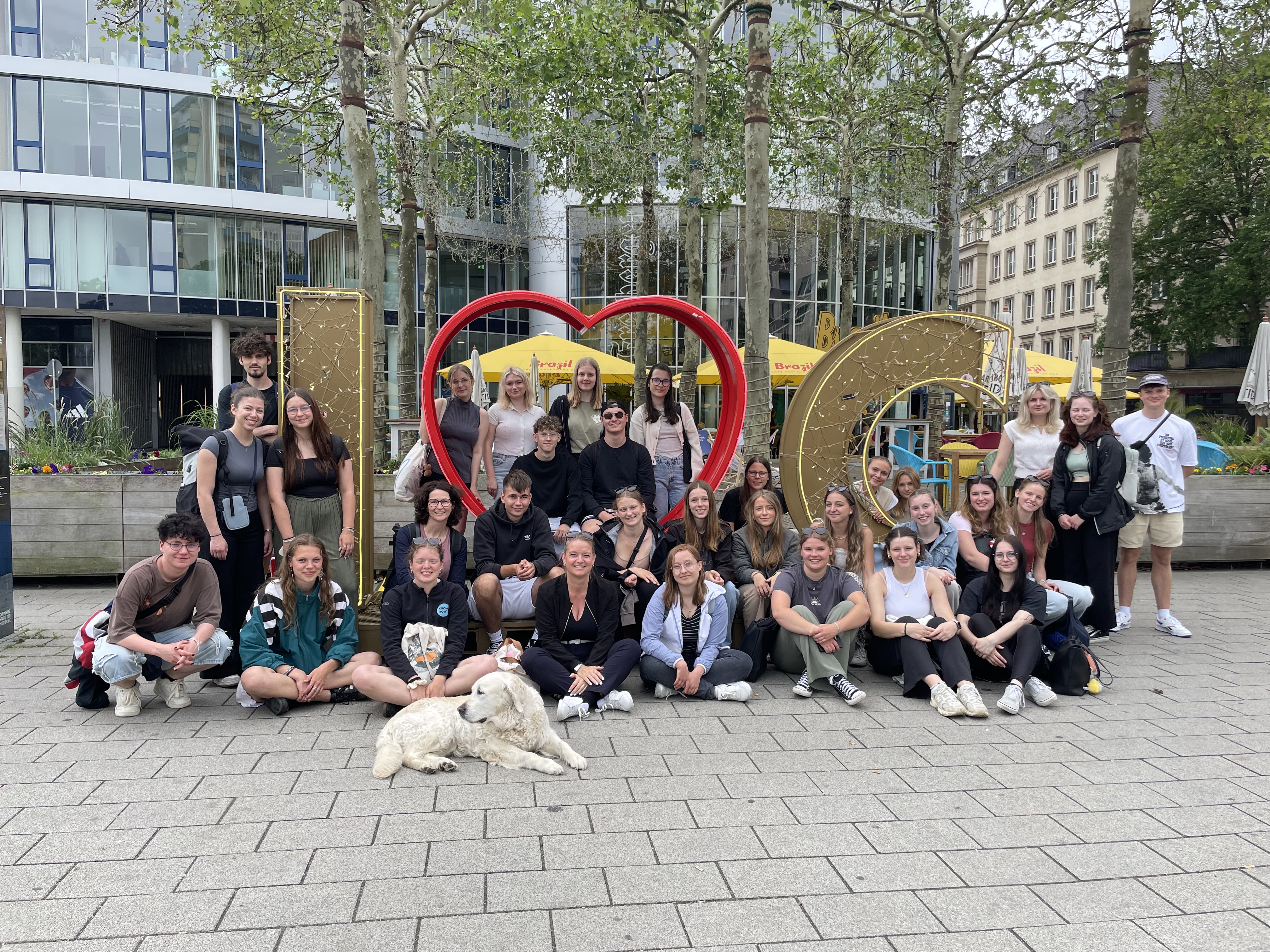 Studierende der Kurse 6ES24-1 und 6ES24-2 vor dem "l love Chemnitz"-Zeichen