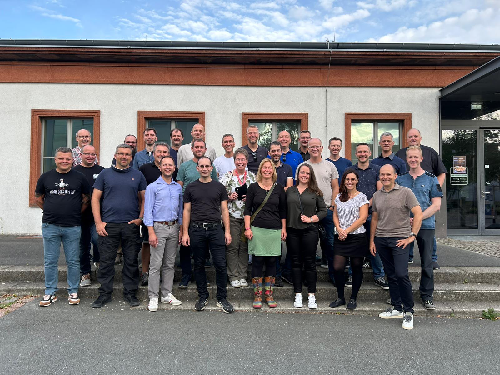 Aufstellung der beiden Seminargruppen und dreier (teils ehemaliger) Angehöriger der DHSN Riesa vor der Mensa für ein Foto.