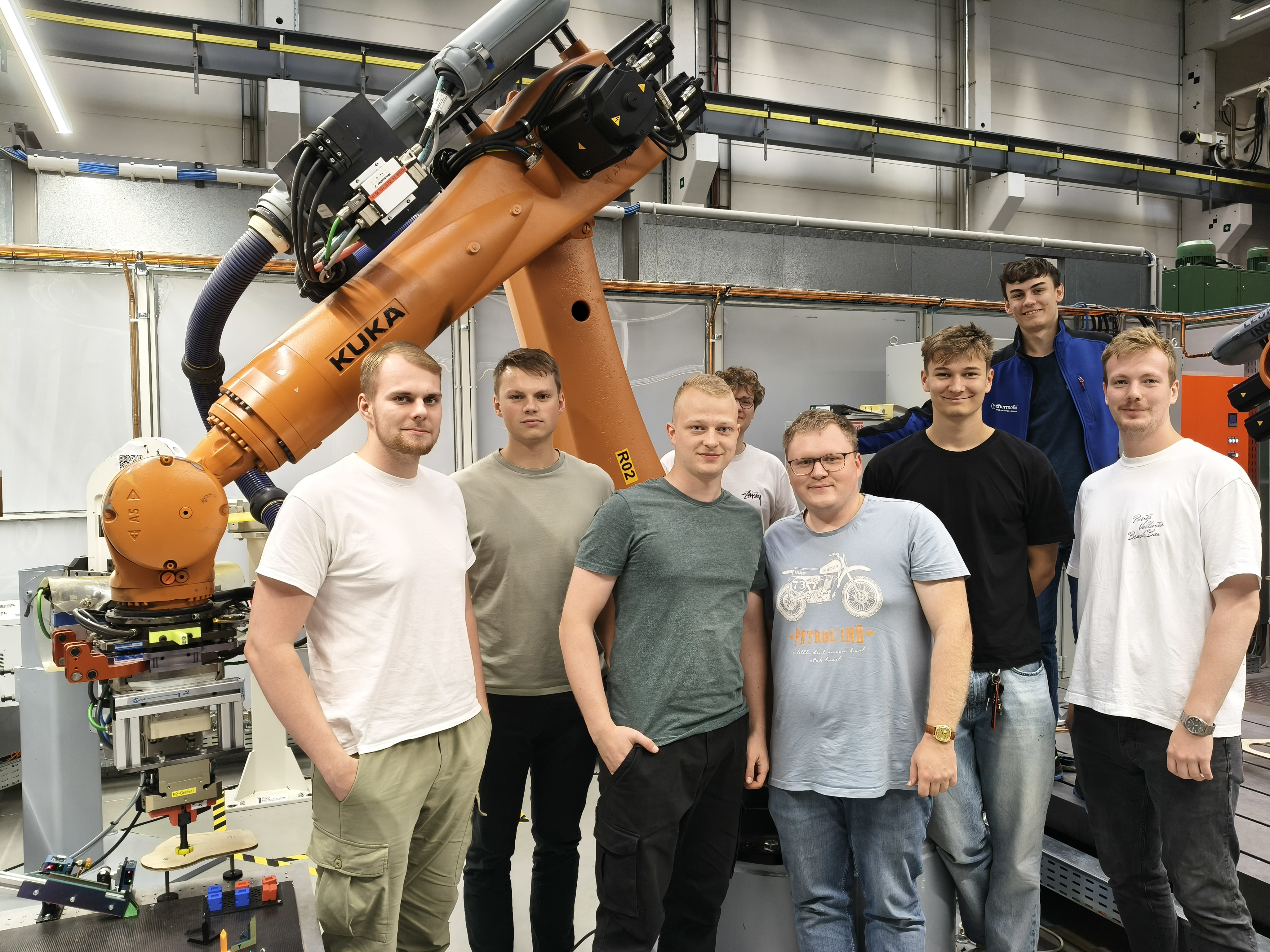 Studierende des Studiengangs Maschinenbau im Robotiklabor an der HTW Dresden