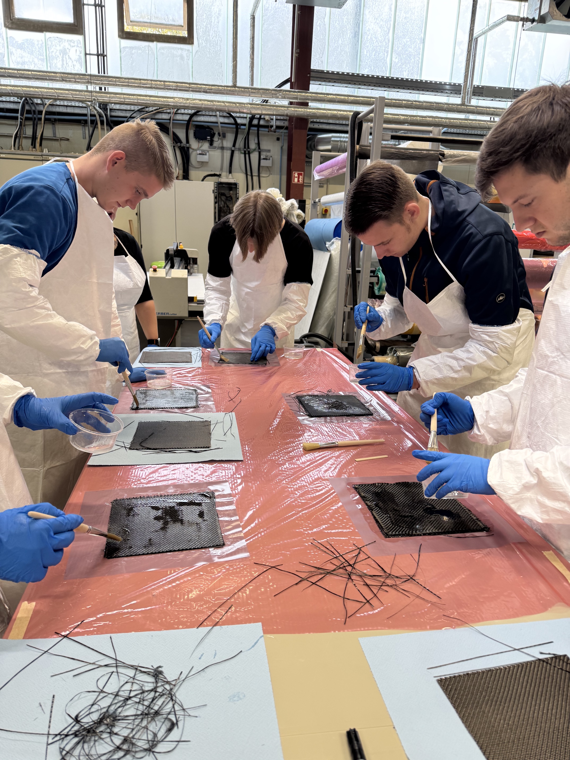 Die Studierenden durften sich beim Laminieren einer Carbonplatte im Institut für Konstruktion und Verbundbauweisen gGmbH ausprobieren.