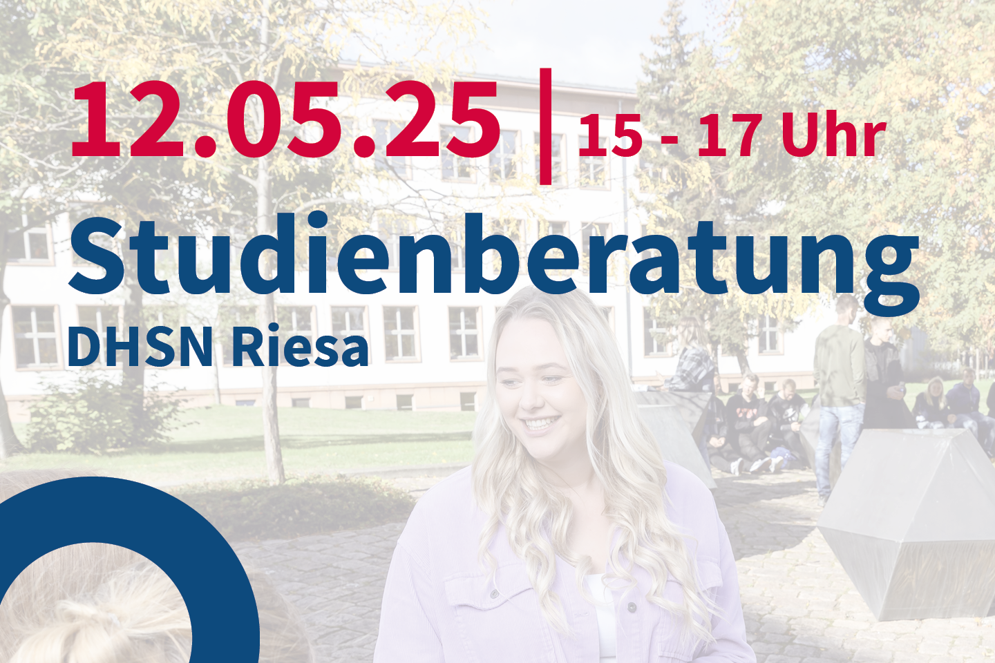 Flyer für die Studienberatung in Riesa am 12.05.25. Die Beratungen finden von 15 bis 17 Uhr statt. Der Hintergrund ist grau mit großen blauen und roten Schriftzügen. Am unteren Rand steht das Logo der Dualen Hochschule Sachsen.