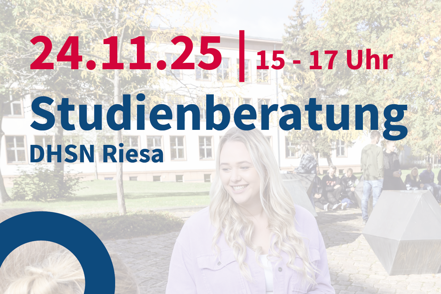 Hinweis auf Studienberatung an der DHSN in Riesa am 24.11.2025. Die Beratungen finden von 15 bis 17 Uhr statt. Im Vordergrund eine junge Frau mit langen blonden Haaren, lächelnd. Hintergrund unscharf, Parkanlage. Linker Rand ein dunkler, geschwungener Balken mit dem Schriftzug "DHSN Riesa".