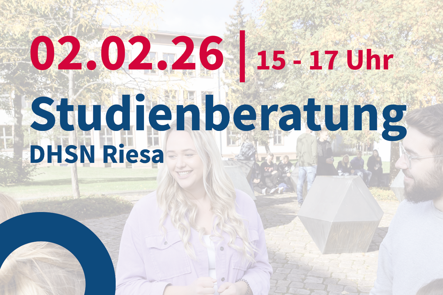 Hinweis auf Studienberatung an der DHSN in Riesa am 02.02.2026. Die Beratungen finden von 15 bis 17 Uhr statt. Im Vordergrund eine junge Frau mit langen blonden Haaren, lächelnd. Hintergrund unscharf, Parkanlage. Linker Rand ein dunkler, geschwungener Balken mit dem Schriftzug "DHSN Riesa".