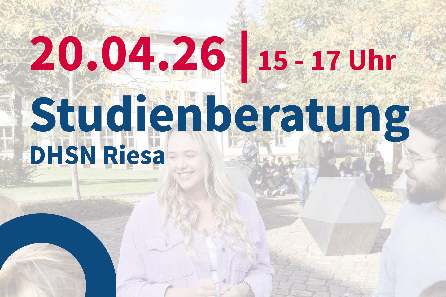 Hinweis auf Studienberatung an der DHSN in Riesa am 20.04.2026. Die Beratungen finden von 15 bis 17 Uhr statt. Im Vordergrund eine junge Frau mit langen blonden Haaren, lächelnd. Hintergrund unscharf, Parkanlage. Linker Rand ein dunkler, geschwungener Balken mit dem Schriftzug "DHSN Riesa".