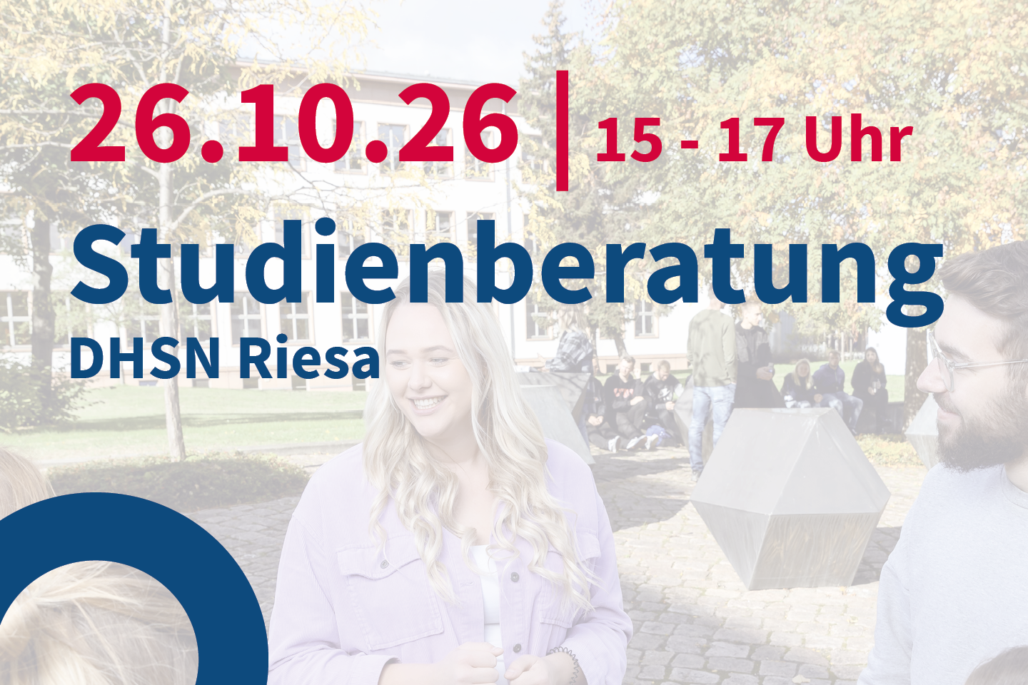 Hinweis auf Studienberatung an der DHSN in Riesa am 26.10.2026. Die Beratungen finden von 15 bis 17 Uhr statt. Im Vordergrund eine junge Frau mit langen blonden Haaren, lächelnd. Hintergrund unscharf, Parkanlage. Linker Rand ein dunkler, geschwungener Balken mit dem Schriftzug "DHSN Riesa".