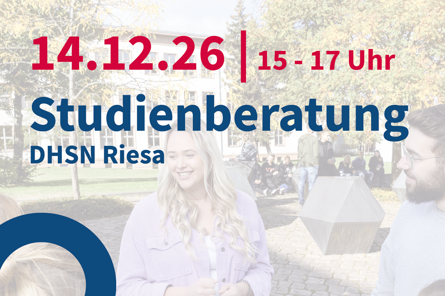 Hinweis auf Studienberatung an der DHSN in Riesa am 14.12.2026. Die Beratungen finden von 15 bis 17 Uhr statt. Im Vordergrund eine junge Frau mit langen blonden Haaren, lächelnd. Hintergrund unscharf, Parkanlage. Linker Rand ein dunkler, geschwungener Balken mit dem Schriftzug "DHSN Riesa".