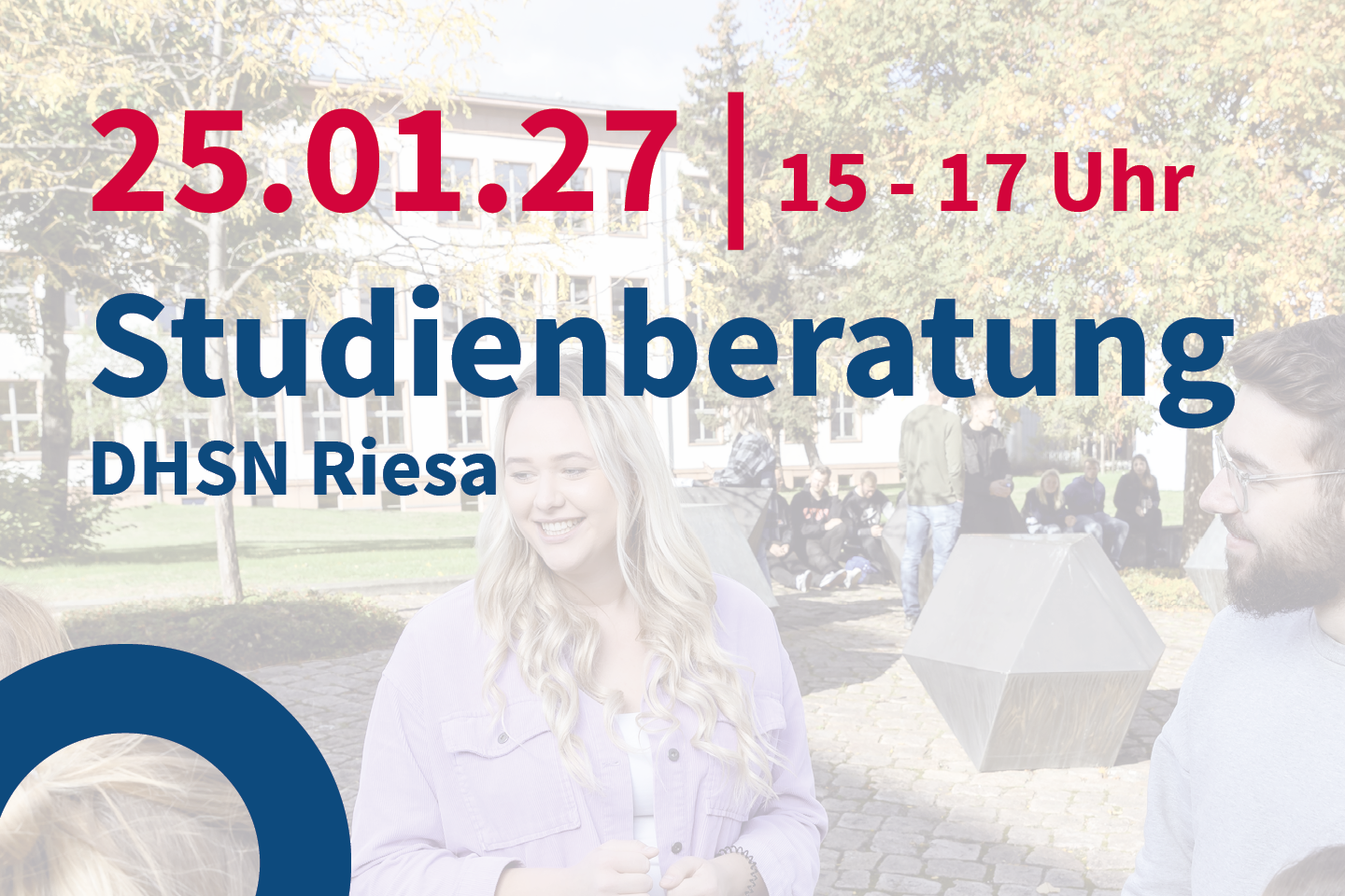 Hinweis auf Studienberatung an der DHSN in Riesa am 25.01.2027. Die Beratungen finden von 15 bis 17 Uhr statt. Im Vordergrund eine junge Frau mit langen blonden Haaren, lächelnd. Hintergrund unscharf, Parkanlage. Linker Rand ein dunkler, geschwungener Balken mit dem Schriftzug "DHSN Riesa".