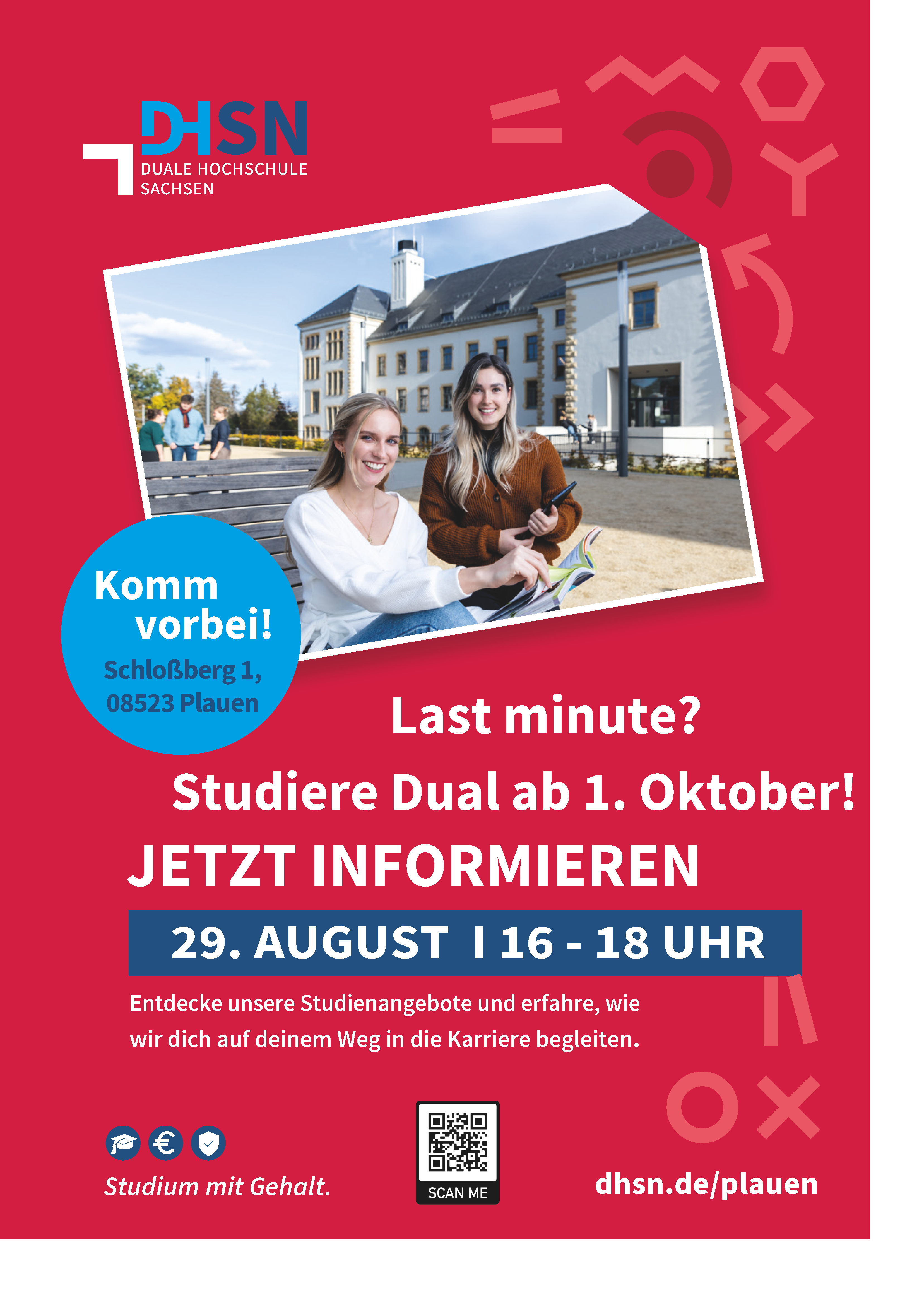 Werbeplakat der DHBN Sachsen mit dem Aufruf zum Studium. Im Vordergrund eine junge Frau, lächelnd, in Businesskleidung vor einer Schlosskulisse. Links Text "Komme vorbei!", Adresse "Schlossberg 1, 08523 Plauen". Rechts "Last minute?" und "Studiere Dual ab 1. Oktober!". Darunter "JETZT INFORMEREN", Datum und Uhrzeit. Unten "Studium mit Gehalt" und QR-Code sowie Webadresse. Im Hintergrund diagonale Muster in Gelb und Orange. Logo der DHBN Sachsen in der oberen linken Ecke. (automatisch generiert)